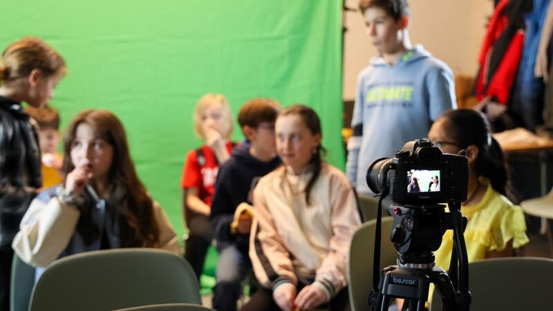 Schülerinnen und Schüler an einem Schweizer Jugendfilmtage Filmworkshop